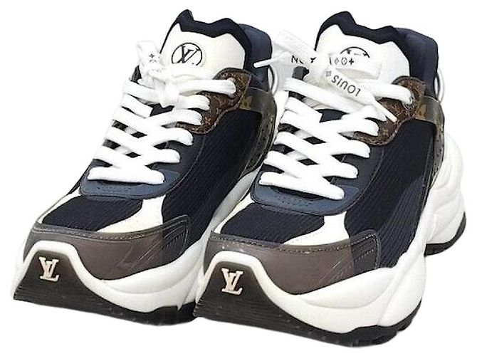 Louis Vuitton Monogram Run Sneaker Silber