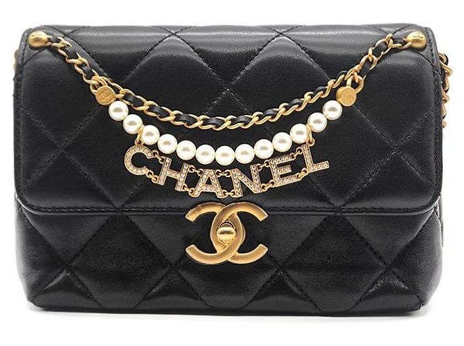 Chanel Borsa con patta, catena e logo con perla Nero