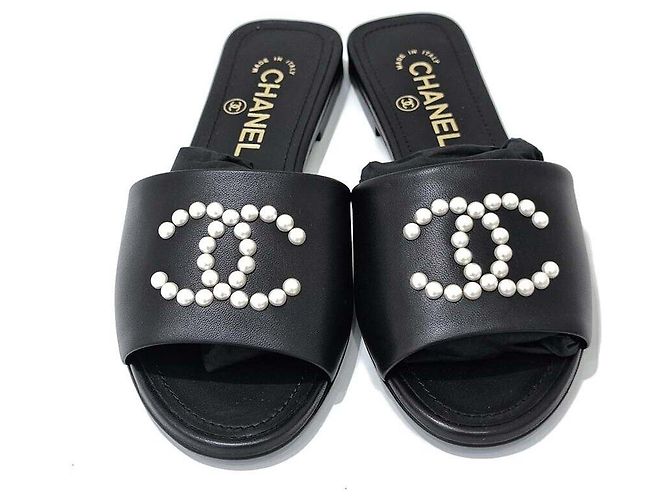 Chanel Sandali con perle e logo CC Nero 