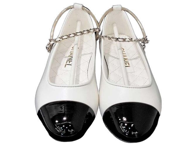 Chanel Sapatilhas clássicas de corrente planas Branco