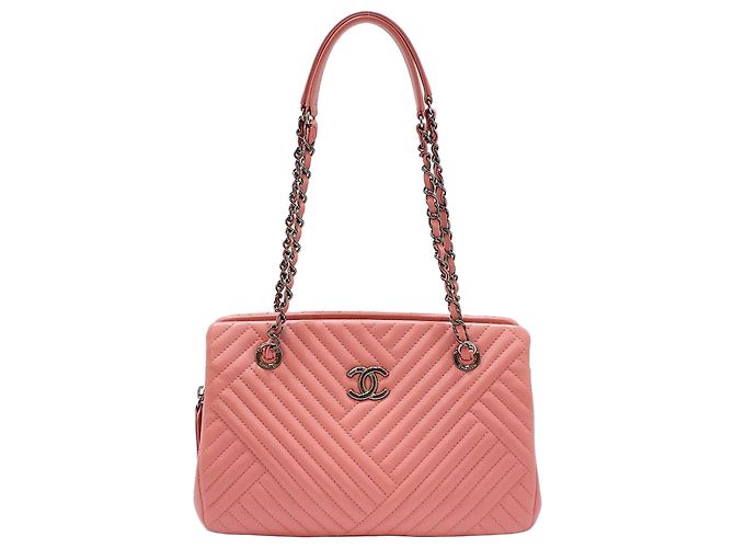 Chanel Bolsa de ombro em pele de cordeiro rosa com padrão chevron e corrente prateada