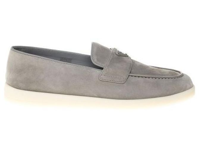 Prada Mocassins en daim avec logo triangle Marron