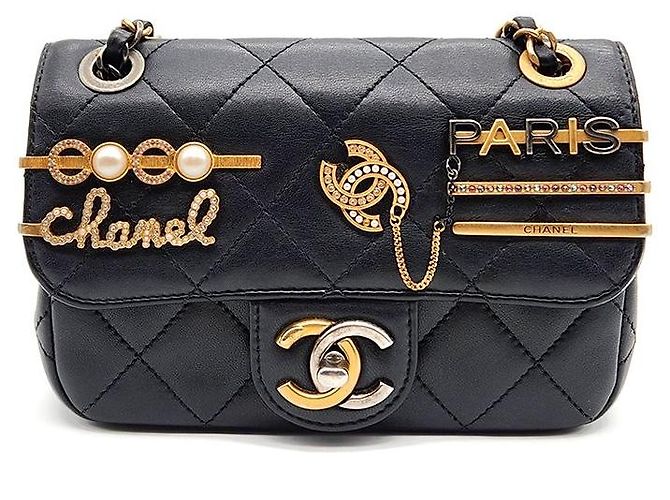 Bolsa de ombro com corrente e decoração charm Chanel Preto