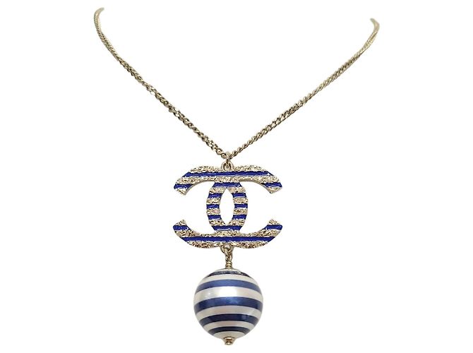 Chanel Collana di perle con logo CC e strisce blu