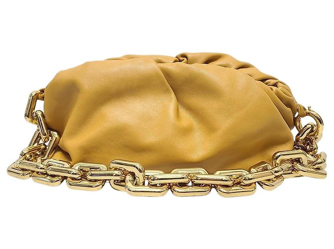 Bottega Veneta Sac bandoulière Dumpling en cuir caramel avec chaîne dorée Marron