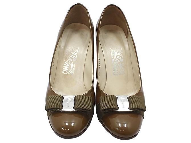 Salvatore Ferragamo Scarpins de verniz com laço prateado