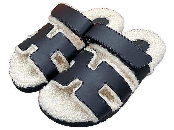Hermès Sandali Cipre in shearling nero Multicolore