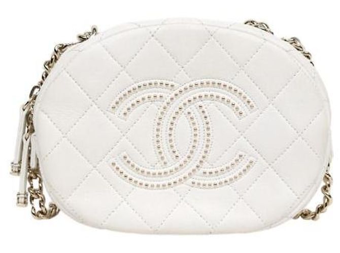 Chanel Borsa a tracolla bianca con borchie e catena Bianco