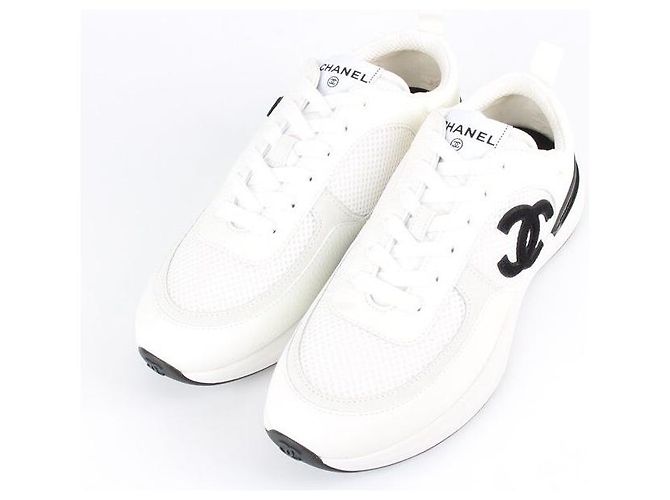Chanel Baskets en daim et mesh en cuir de veau blanc