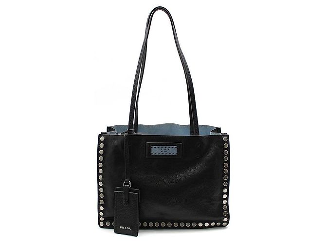 Prada Borsa a tracolla Etiquette in pelle di vitello nera con borchie argentate Nero