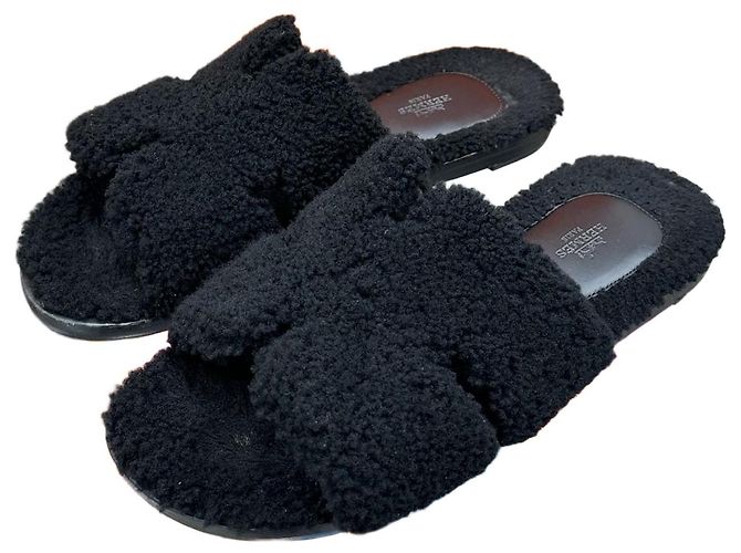 Hermès Chaussons en shearling Izmir Noir
