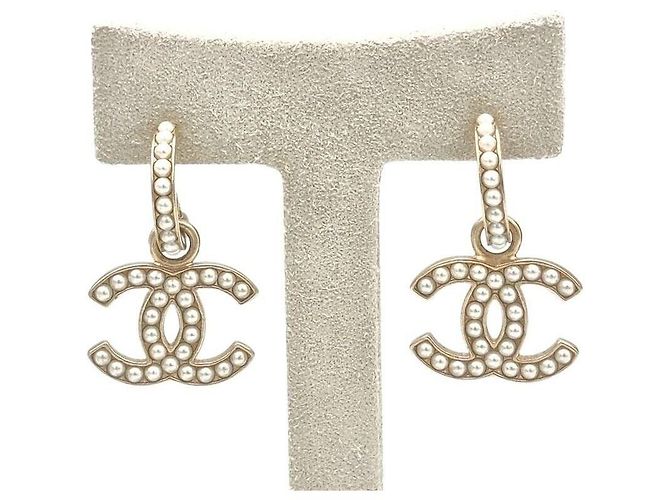Chanel Brincos de pérolas com logo Branco