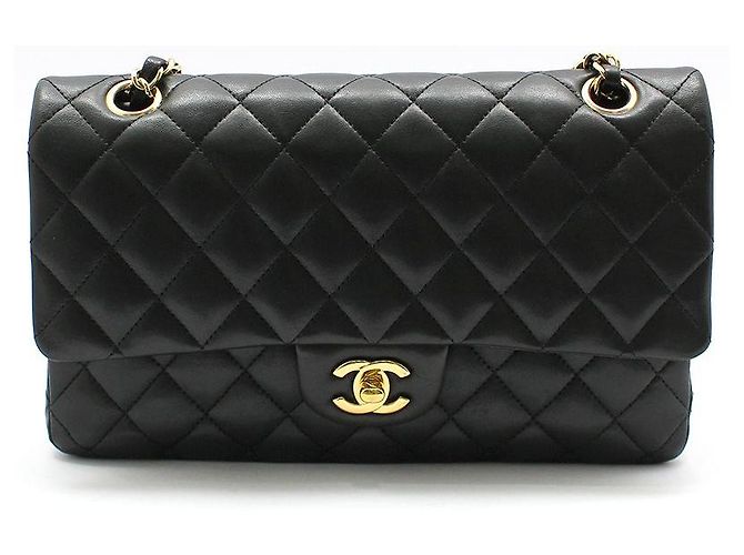 Chanel Bolsa de Ombro Classic Medium em Pele de Cordeiro Preta e Ouro Preto