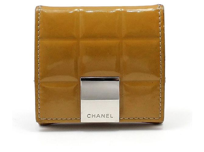 Chanel Carteira de moedas em couro envernizado acolchoado cor chocolate marrom