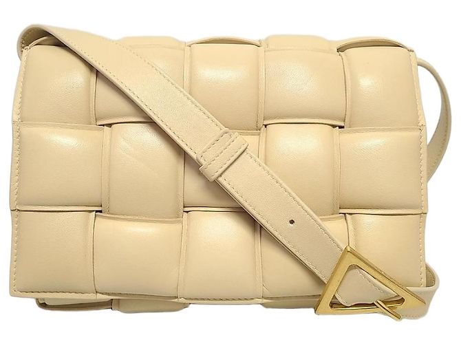 Bottega Veneta Bolsa Cassette acolchoada com trama em dourado Branco