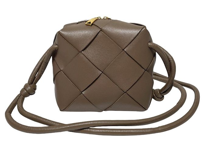 Bottega Veneta Bolso bandolera Intrecciato Mini Cassette Camera Castaño