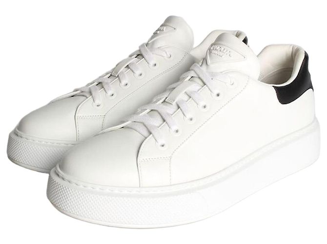 Prada Baskets en cuir avec logo triangle blanc