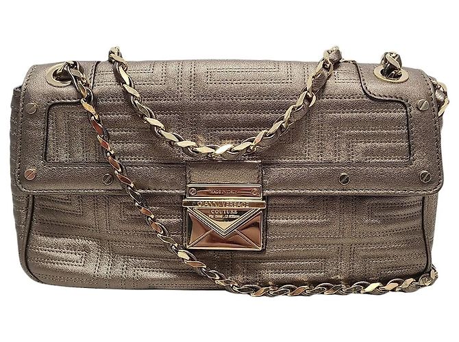 Versace Bolsa de ombro com aba em couro envernizado acolchoado e pérolas douradas Branco