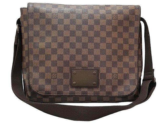 Louis Vuitton Bolsa Transversal Brooklyn MM em Damier Ebène Marrom