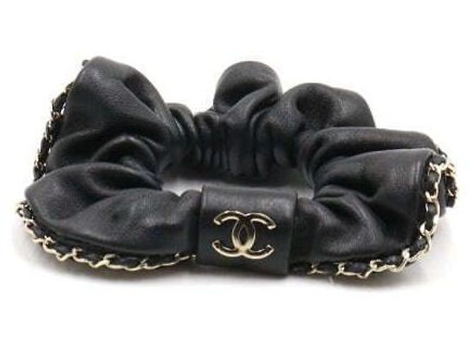 Chanel Tiara scrunchie de couro preto com corrente CC dourada