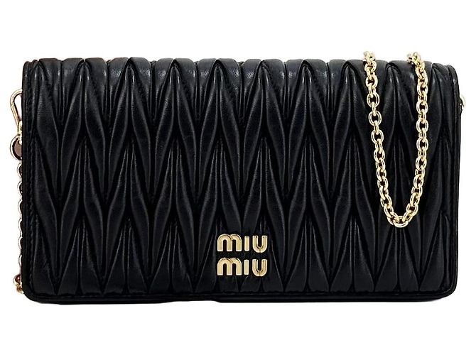Miu Miu Bolsa tiracolo matelassê com corrente Preta Preto