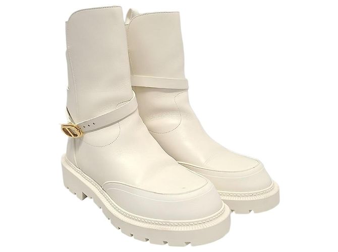 Dior Botas de cano de cano de bezerro branco com adornos dourados