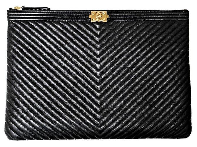 Chanel Chevron Boy Clutch aus Lammleder New Medium Schwarz