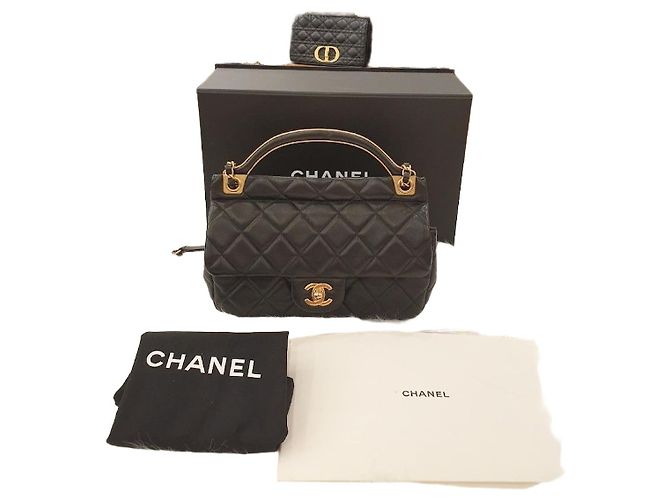 Chanel Bolsa de aba com alça de mão em metal e corrente em pele de cordeiro preta Preto