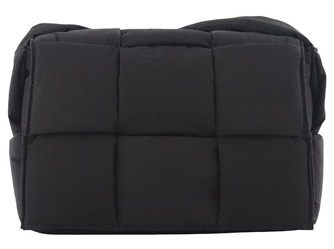 Bottega Veneta Pequena bolsa tech cassette acolchoada Preto