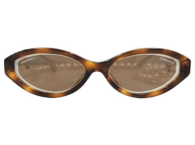 Chanel Óculos de sol estilo olho de gato com alça de pérolas Multicor