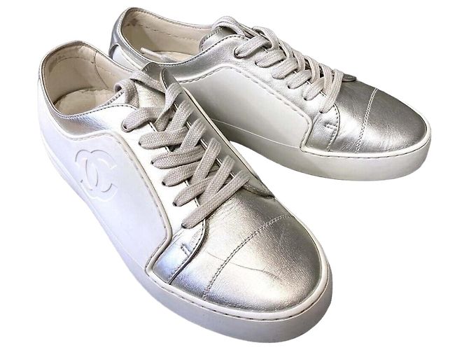 Chanel Sneaker in Silber Metallic mit CC-Logo für Damen