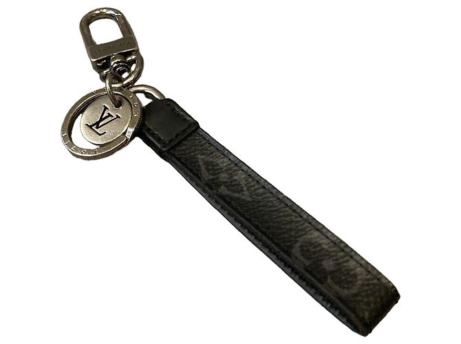 Louis Vuitton Chaveiro com charm Dragonne Monogram Eclipse Multicor