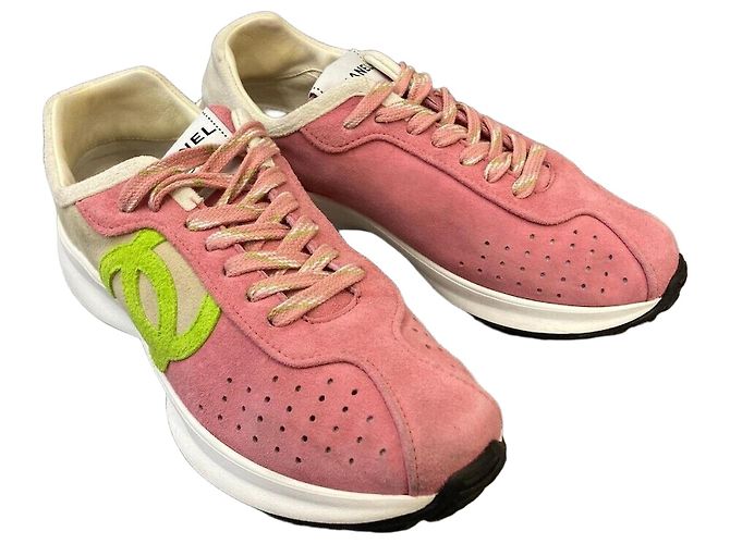 Chanel Wildleder-Sneaker mit Logo Rosa Pink