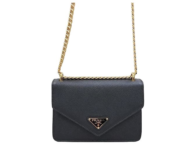 Prada Borsa a tracolla con catena e bustina in pelle Saffiano con logo Triangle Nero
