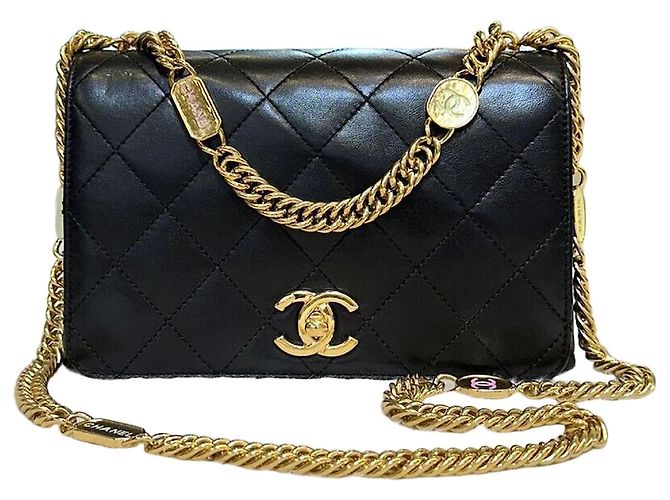 Chanel Mini bolsa flap acolchoada em pele de cordeiro preta com ferragens douradas Preto