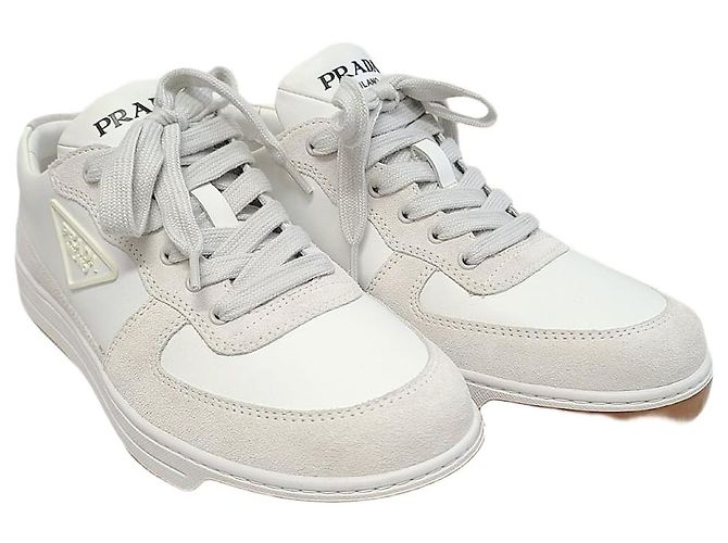 Prada Baskets triangle en daim blanc