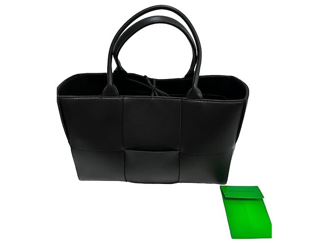 Chanel Bolsa Tote Intrecciato Arco Medium Marrom