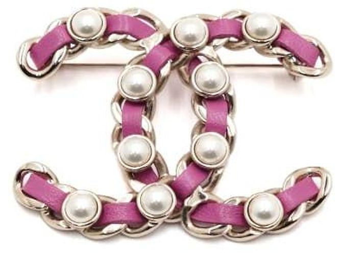 Chanel Broche CC feminino com alça de couro rosa adornada com pérolas