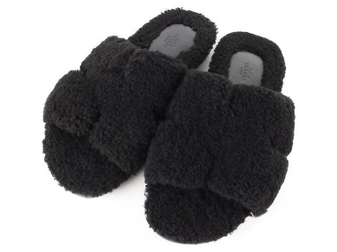 Hermès Sandali e pantofole in shearling Izmir Nero