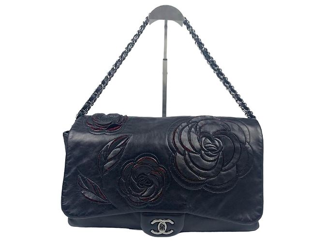 Chanel Bolsa de ombro com corrente em pele de cordeiro prateada Camellia Series