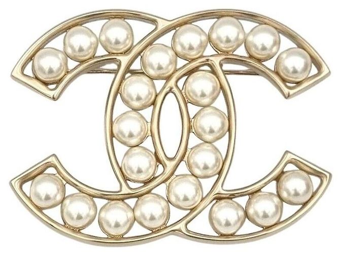 Chanel Broche de Perla con Logo Multicolor