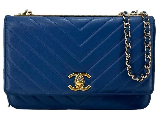Chanel Bolsa transversal CC Lambskin WOC com padrão Chevron e corrente Azul