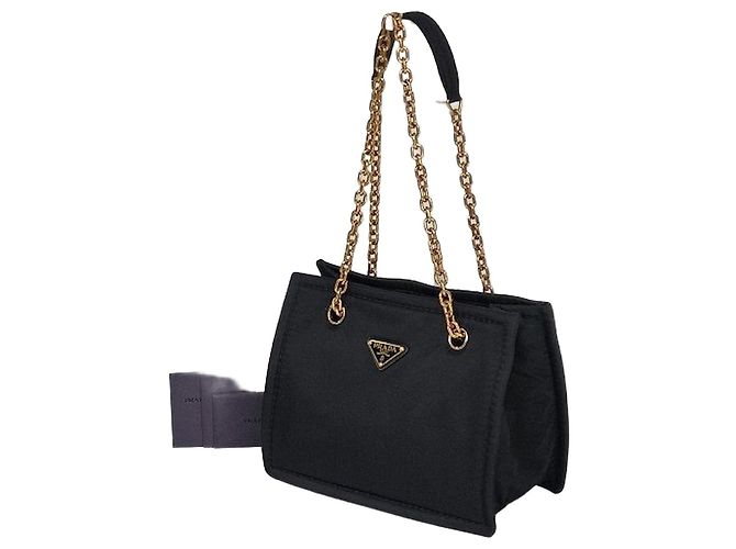 Tote Prada Bolsa de ombro acolchoada em Re-Nylon com corrente Preto