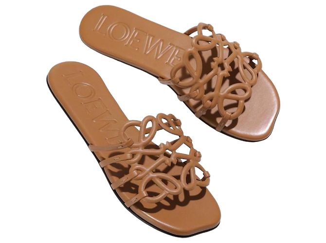 Loewe Slide Petal Anagram em couro de bezerro macio