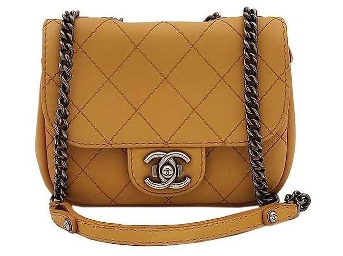 Chanel Mini bolsa de ombro com corrente Amarelo