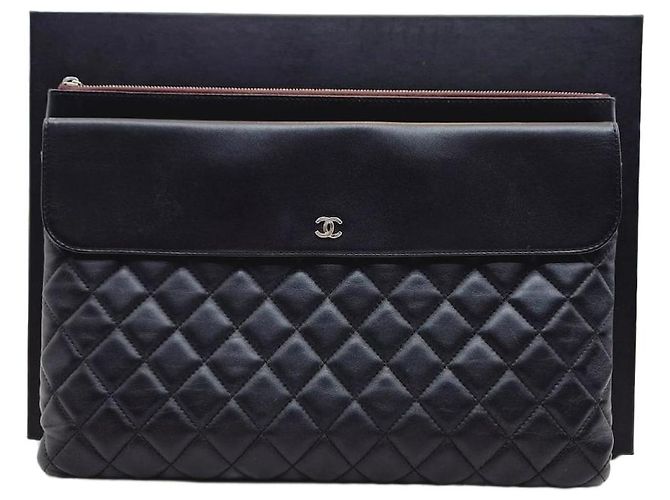 Chanel Clutch de pele de cordeiro preta com aba prateada Preto