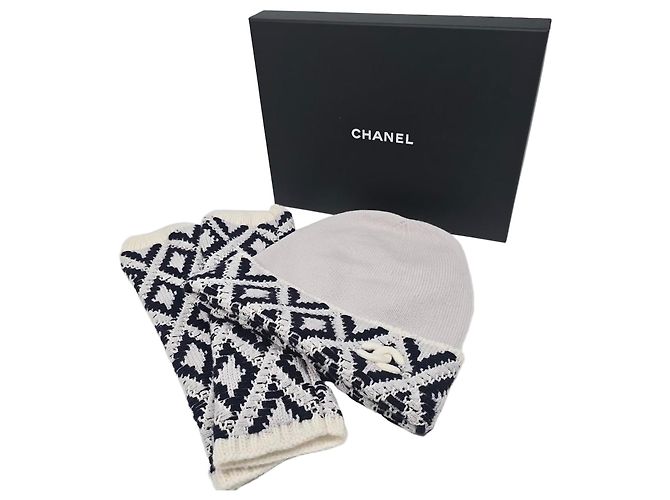 Chanel Conjunto de Gorro de Cashmere e Aquecedor de Mãos Prata