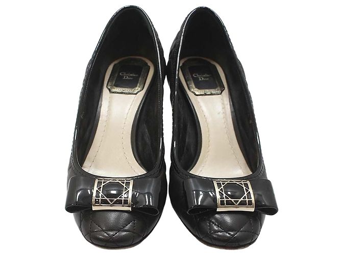 Dior Scarpins de couro com matelassê cannage e laço preto