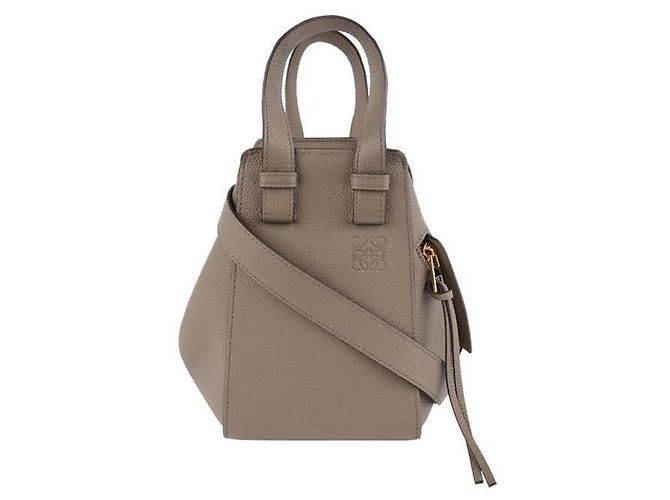 Loewe Bolsa Hammock compacta em pele de vitelo de grão macio Marrom