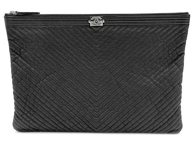 Chanel Chevron Boy Clutch Schwarz